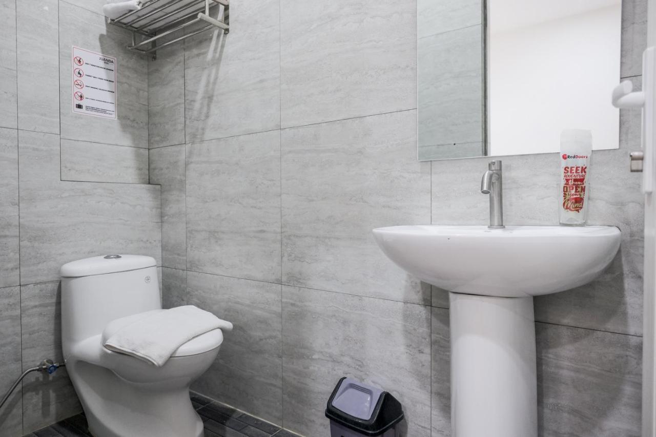 Reddoorz Plus @ Jalan Juanda Medan Kültér fotó