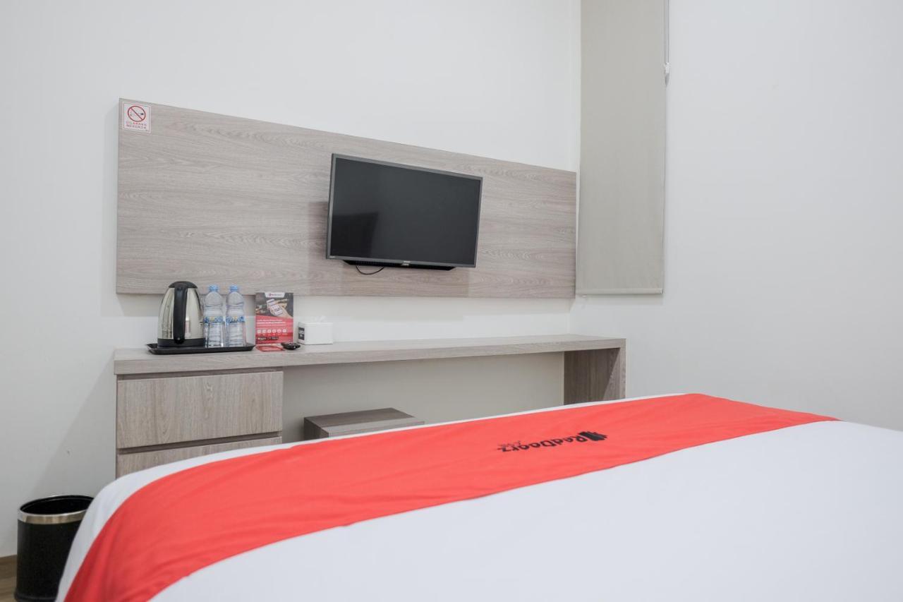 Reddoorz Plus @ Jalan Juanda Medan Kültér fotó