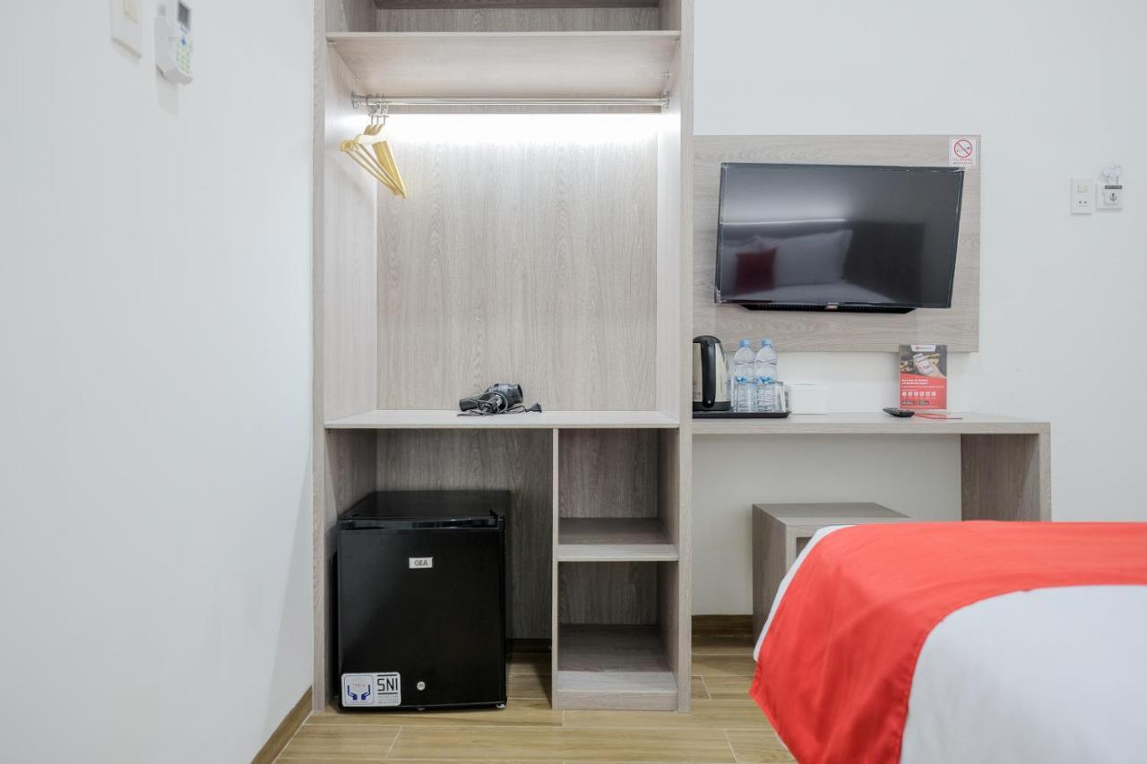Reddoorz Plus @ Jalan Juanda Medan Kültér fotó